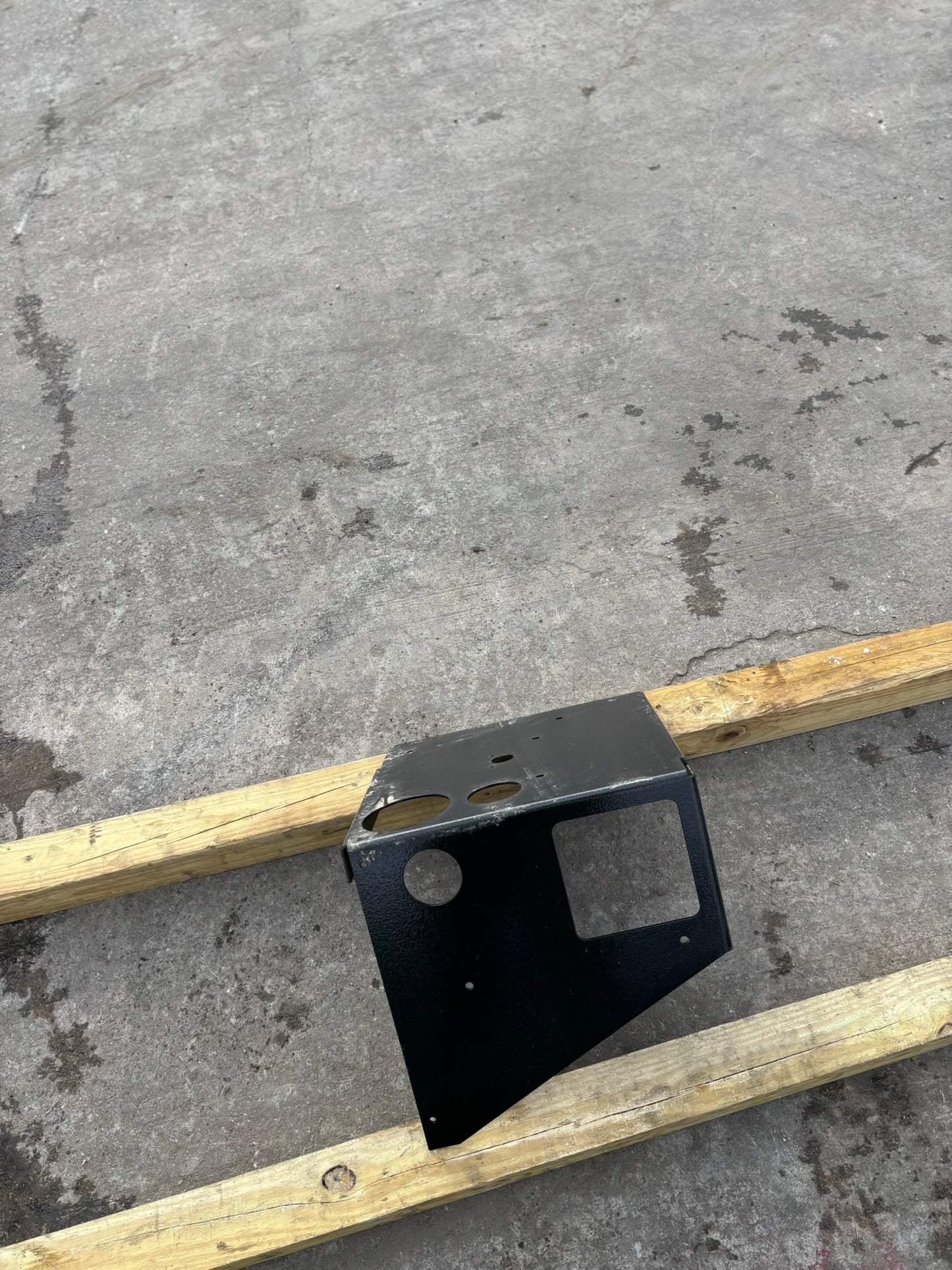 Bobcat/Doosan 22906903 REAR LEFT SIDE BRACKET FENDER