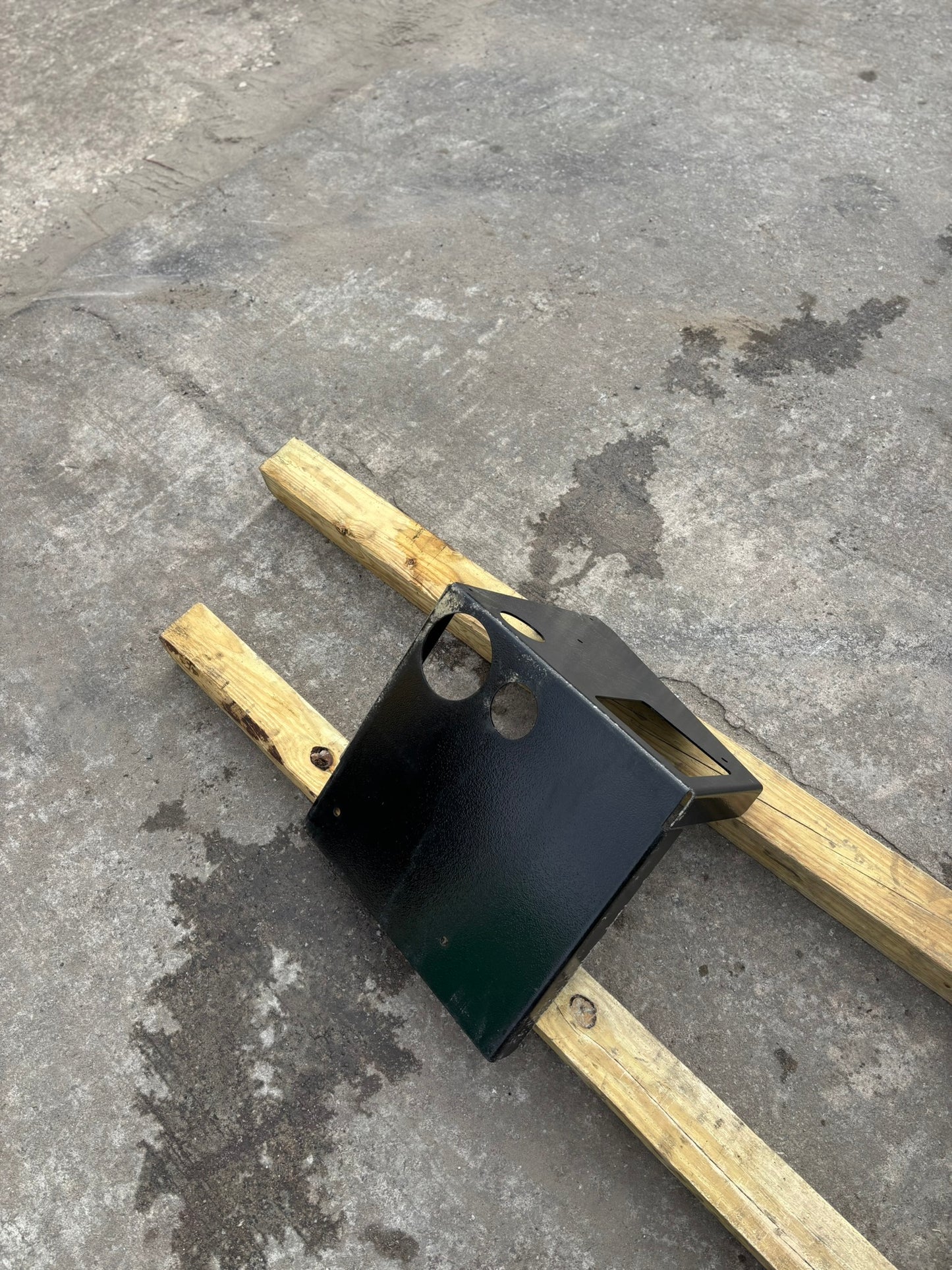 Bobcat/Doosan 22906960 FENDER REAR RIGHT SIDE BRACKET